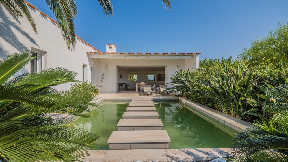 Superb villa with sea view in highly secured estate with private beach, caretaker and golfcourse