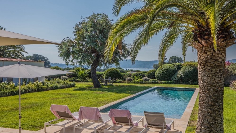 Superb villa with sea view in highly secured estate with private beach, caretaker and golfcourse