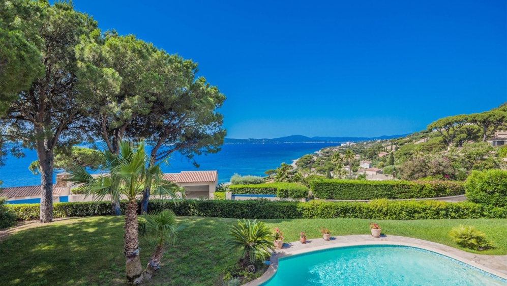 Prime investment opportunity: Stunning villa with expansive sea views in prime location in Sainte-Maxime