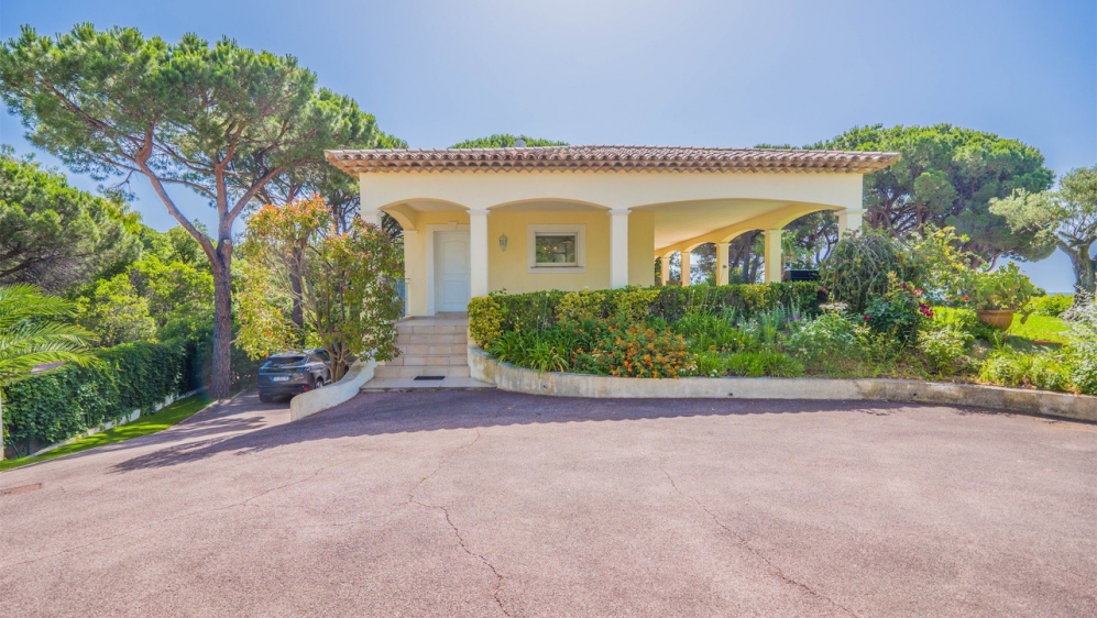 Prime investment opportunity: Stunning villa with expansive sea views in prime location in Sainte-Maxime