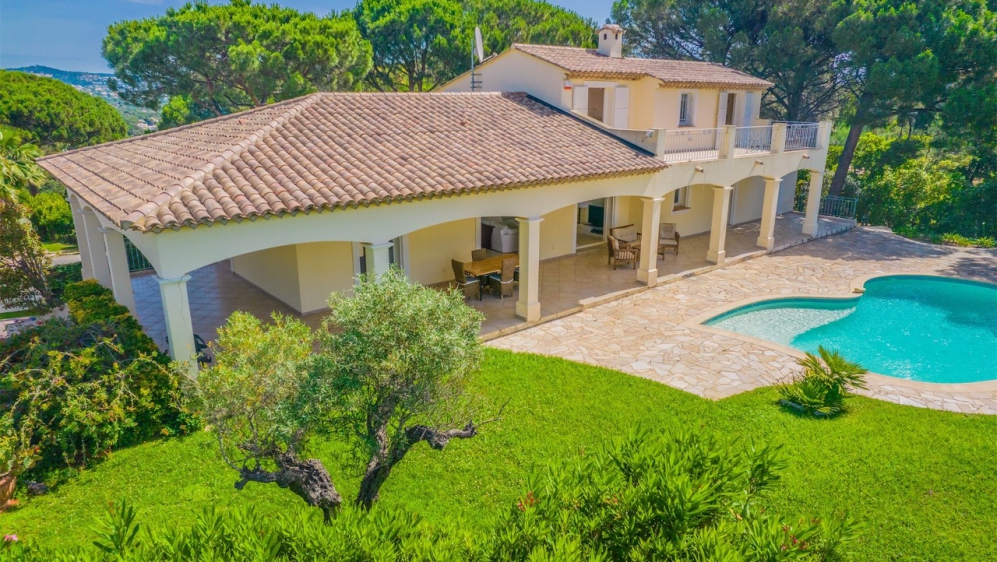 Prime investment opportunity: Stunning villa with expansive sea views in prime location in Sainte-Maxime