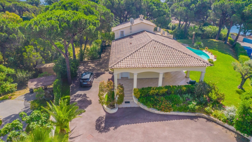 Prime investment opportunity: Stunning villa with expansive sea views in prime location in Sainte-Maxime