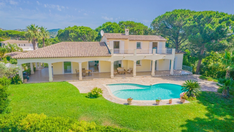Prime investment opportunity: Stunning villa with expansive sea views in prime location in Sainte-Maxime