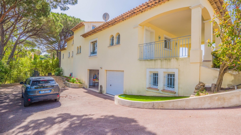 Prime investment opportunity: Stunning villa with expansive sea views in prime location in Sainte-Maxime
