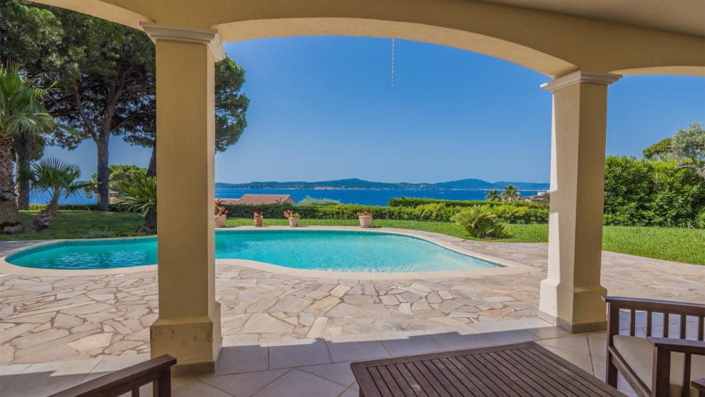 Prime investment opportunity: Stunning villa with expansive sea views in prime location in Sainte-Maxime