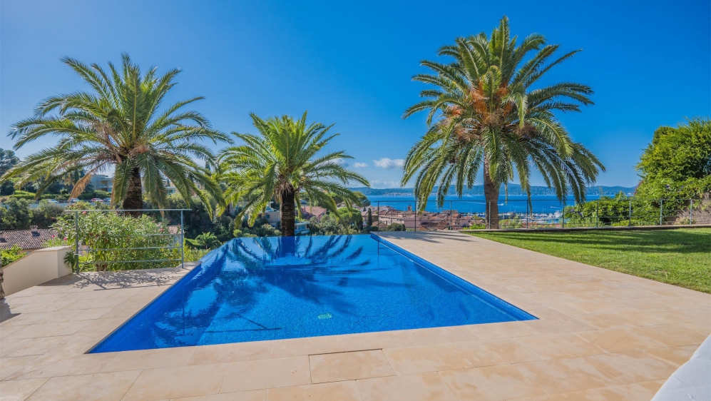 Luxurious 1930s Villa with Panoramic Sea Views in toplocation of Sainte-Maxime