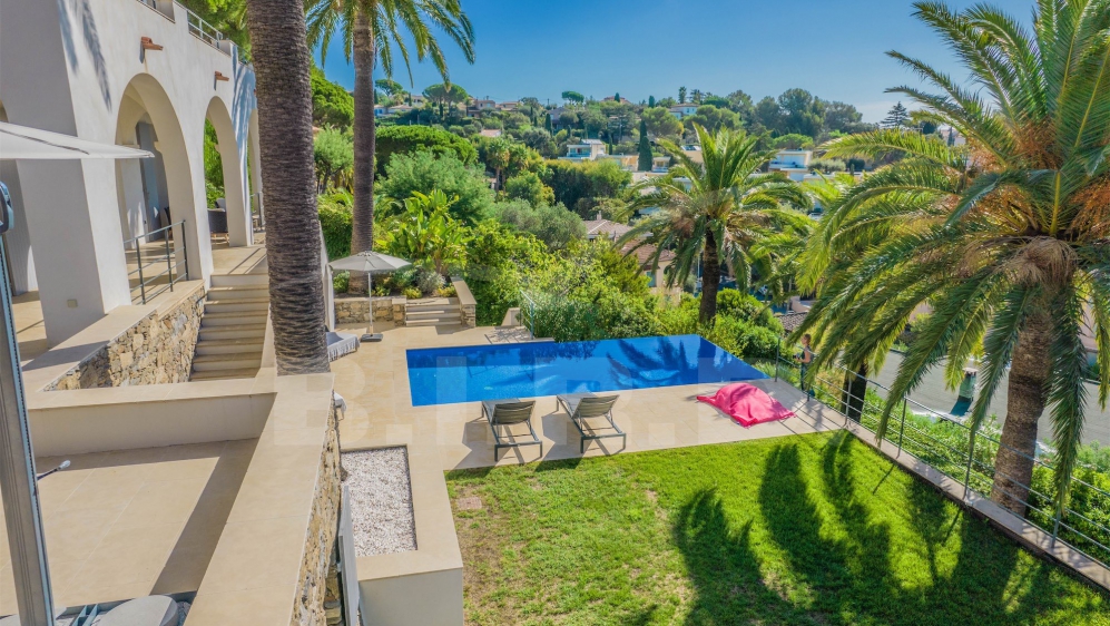Luxurious 1930s Villa with Panoramic Sea Views in toplocation of Sainte-Maxime