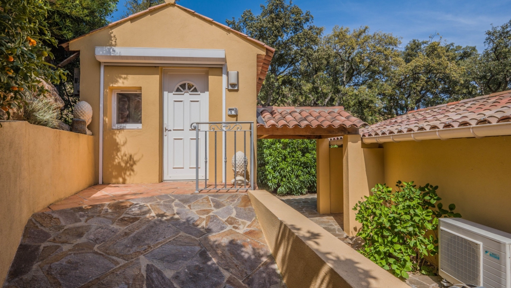 Spacious Provençal villa with panoramic sea views in private and secure domain