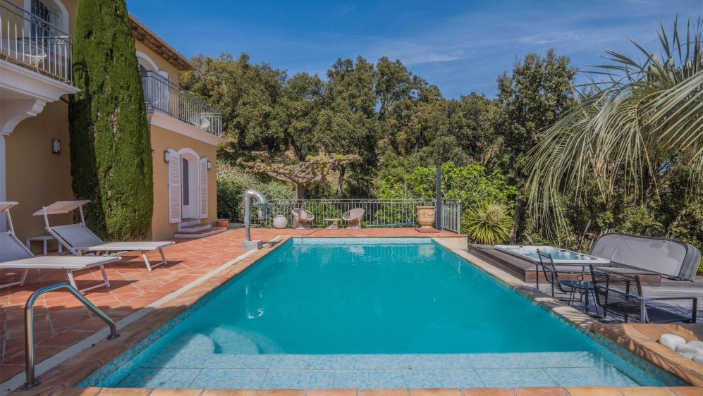 Spacious Provençal villa with panoramic sea views in private and secure domain