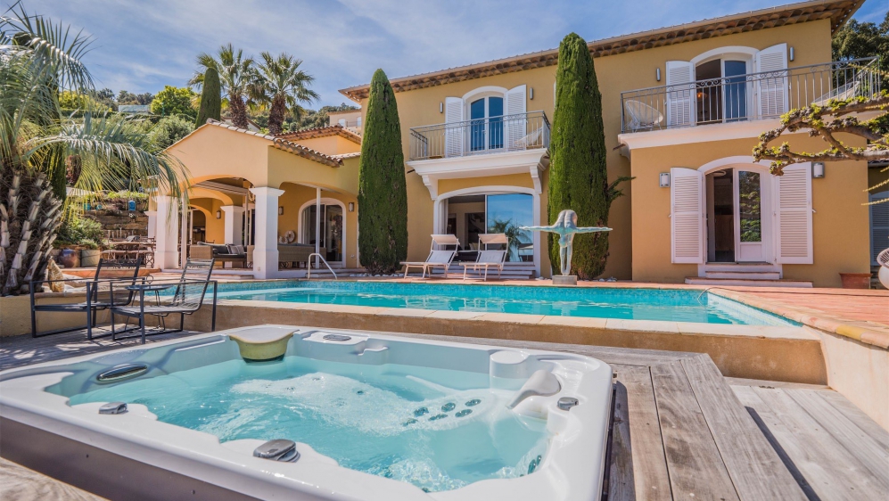 Spacious Provençal villa with panoramic sea views in private and secure domain