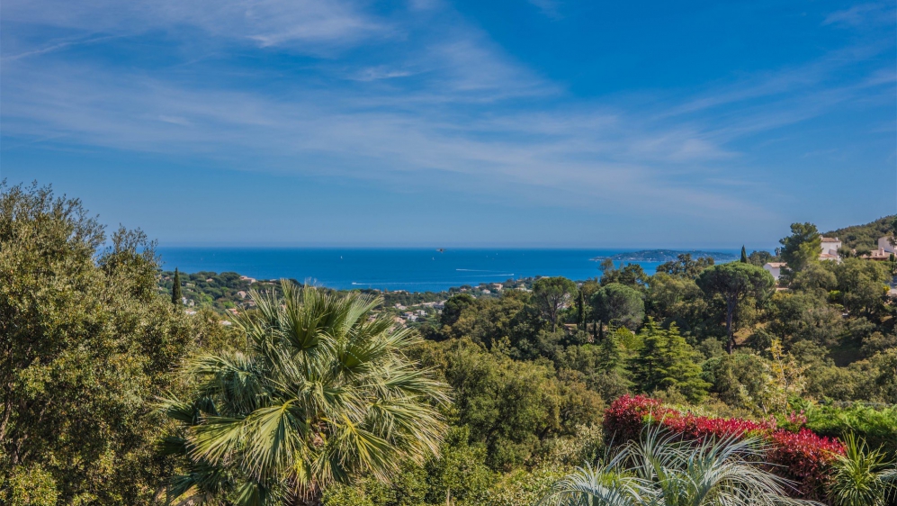Spacious Provençal villa with panoramic sea views in private and secure domain