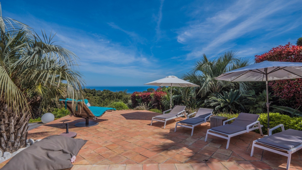 Spacious Provençal villa with panoramic sea views in private and secure domain