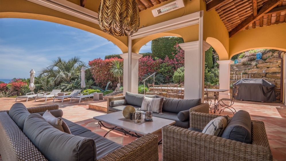 Spacious Provençal villa with panoramic sea views in private and secure domain