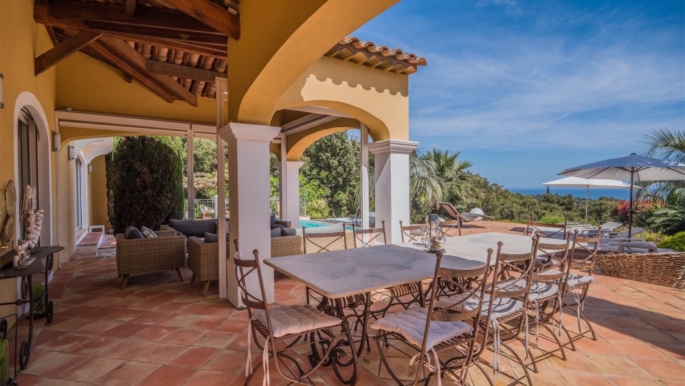 Spacious Provençal villa with panoramic sea views in private and secure domain