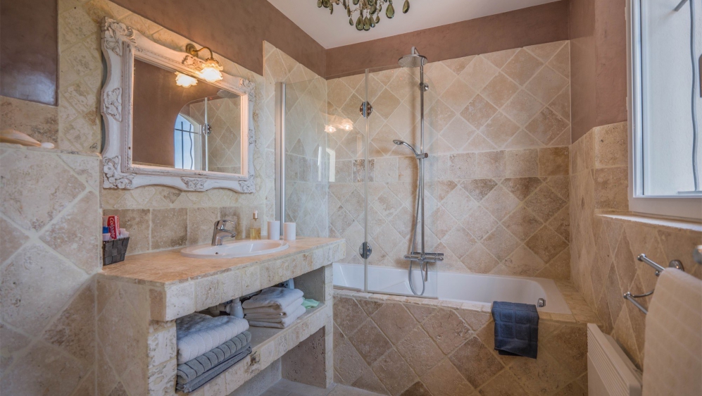 Spacious Provençal villa with panoramic sea views in private and secure domain
