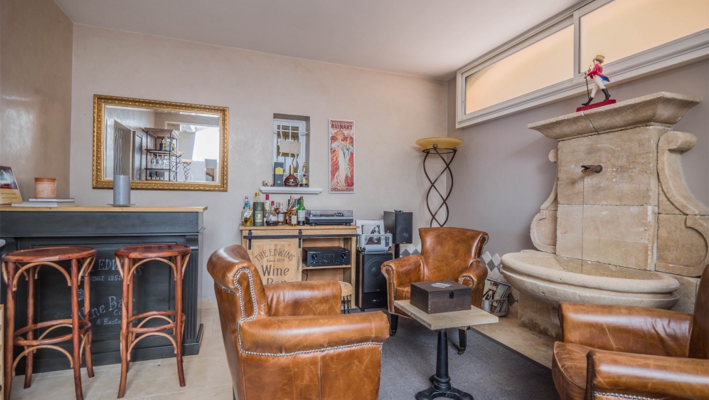 Spacious Provençal villa with panoramic sea views in private and secure domain