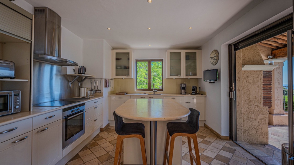 Karaktervolle villa op toplocatie met schitterend zeezicht en enorm potentieel - BUITENKANS!!!