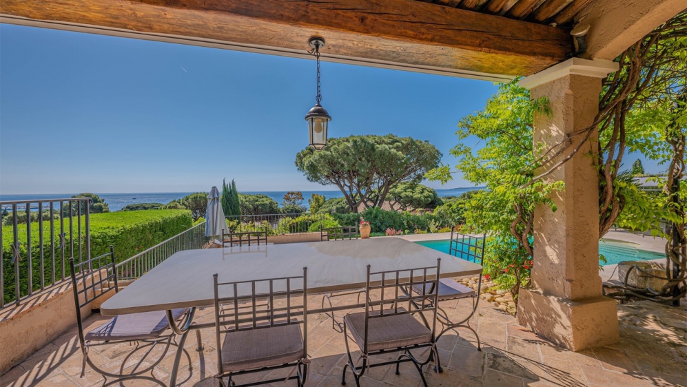 Karaktervolle villa op toplocatie met schitterend zeezicht en enorm potentieel - BUITENKANS!!!