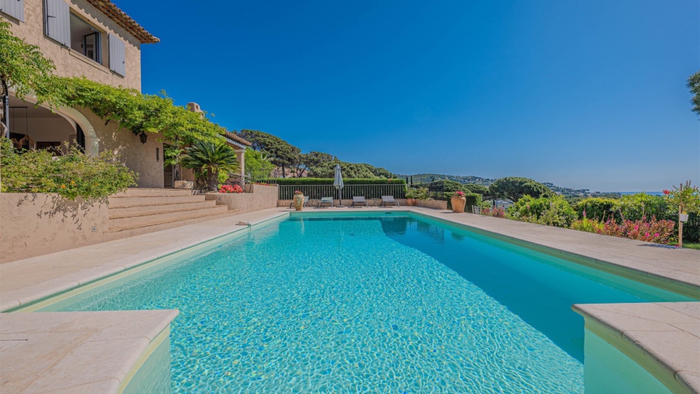 Karaktervolle villa op toplocatie met schitterend zeezicht en enorm potentieel - BUITENKANS!!!