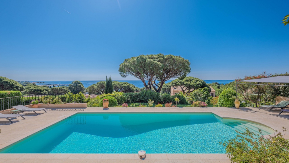 Karaktervolle villa op toplocatie met schitterend zeezicht en enorm potentieel - BUITENKANS!!!
