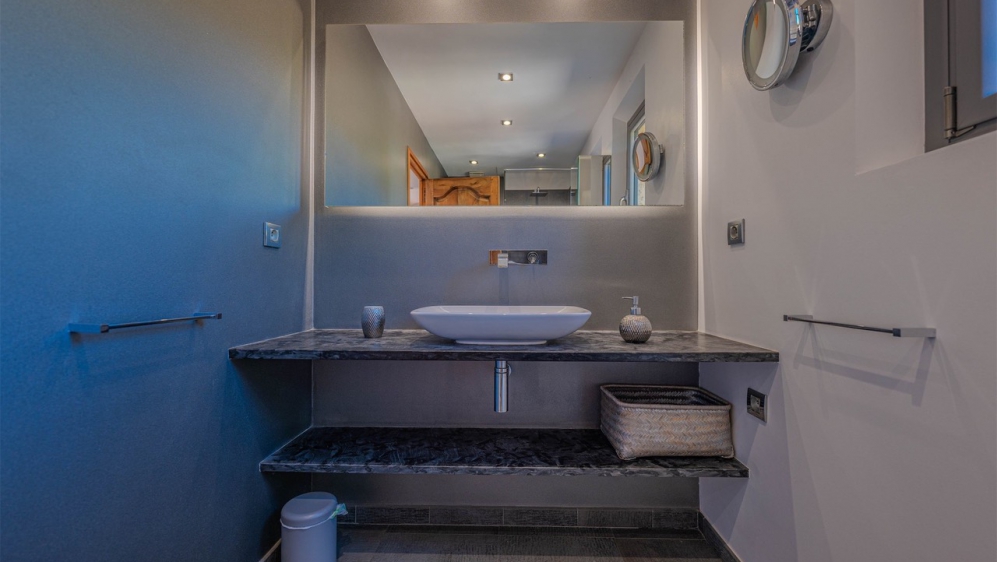 Karaktervolle villa op toplocatie met schitterend zeezicht en enorm potentieel - BUITENKANS!!!