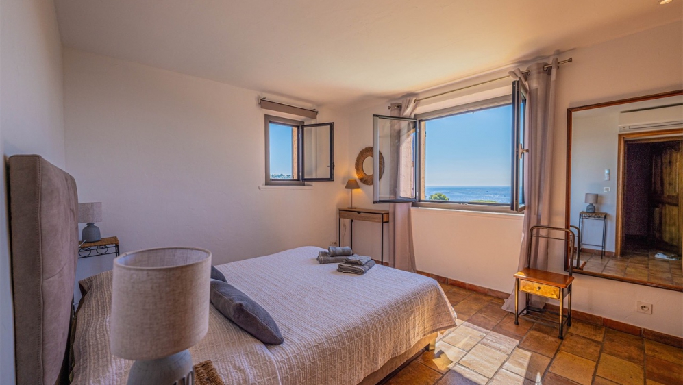 Karaktervolle villa op toplocatie met schitterend zeezicht en enorm potentieel - BUITENKANS!!!