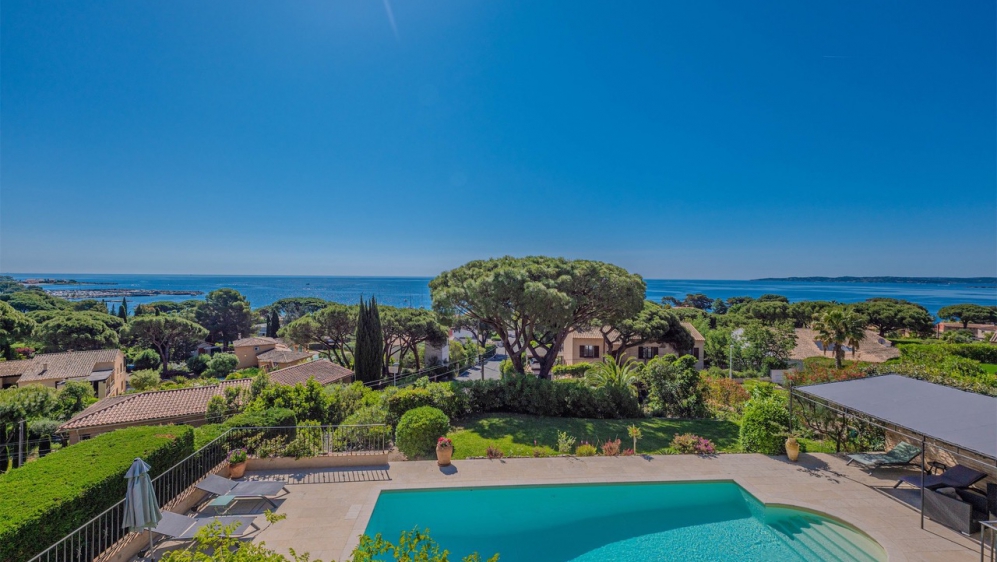 Karaktervolle villa op toplocatie met schitterend zeezicht en enorm potentieel - BUITENKANS!!!