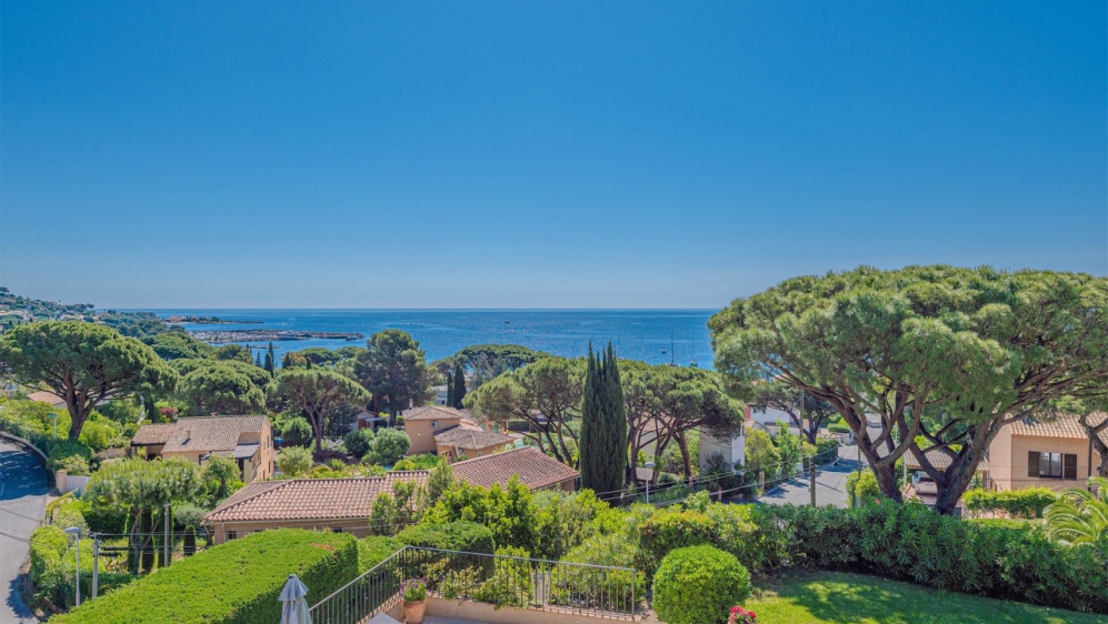 Karaktervolle villa op toplocatie met schitterend zeezicht en enorm potentieel - BUITENKANS!!!