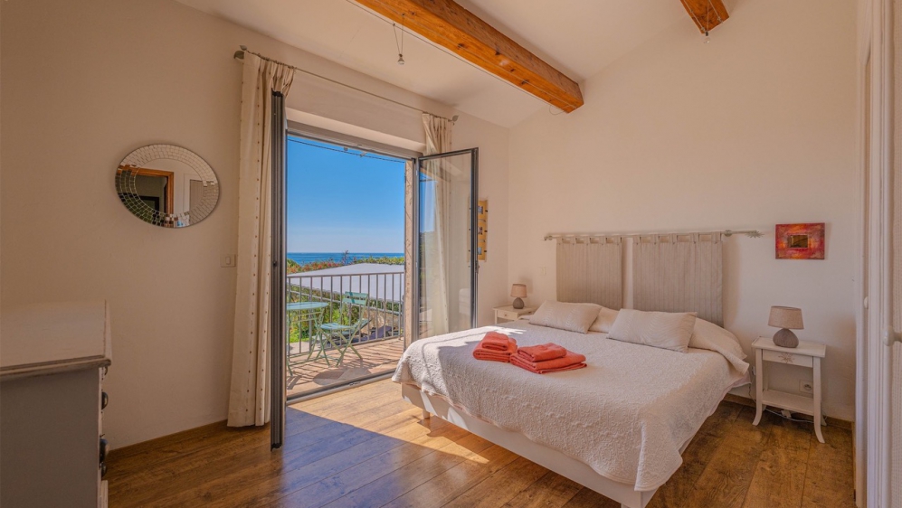 Karaktervolle villa op toplocatie met schitterend zeezicht en enorm potentieel - BUITENKANS!!!
