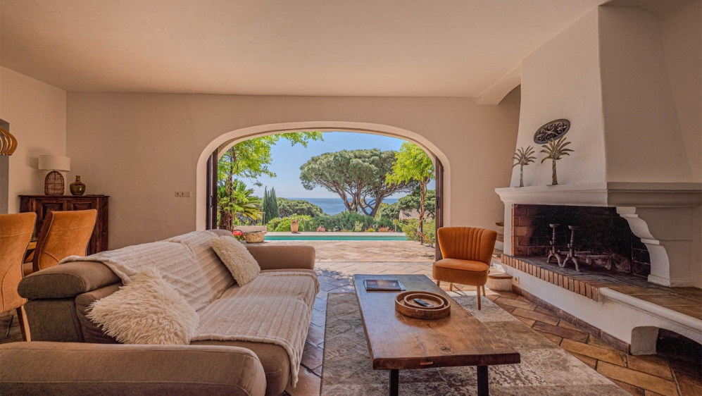 Karaktervolle villa op toplocatie met schitterend zeezicht en enorm potentieel - BUITENKANS!!!