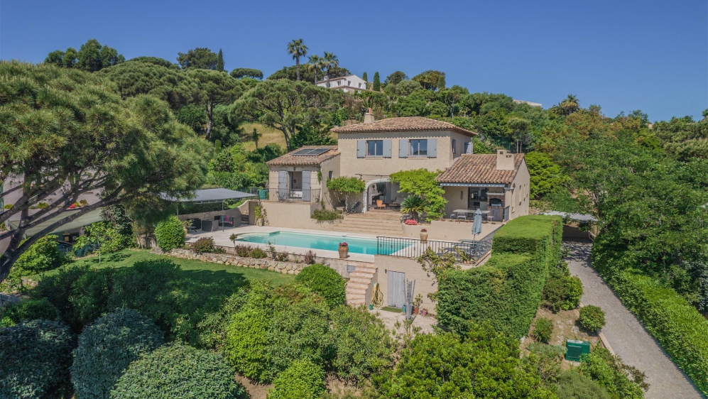 Karaktervolle villa op toplocatie met schitterend zeezicht en enorm potentieel - BUITENKANS!!!