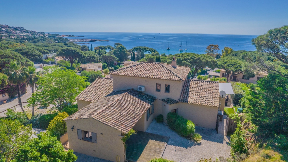 Karaktervolle villa op toplocatie met schitterend zeezicht en enorm potentieel - BUITENKANS!!!