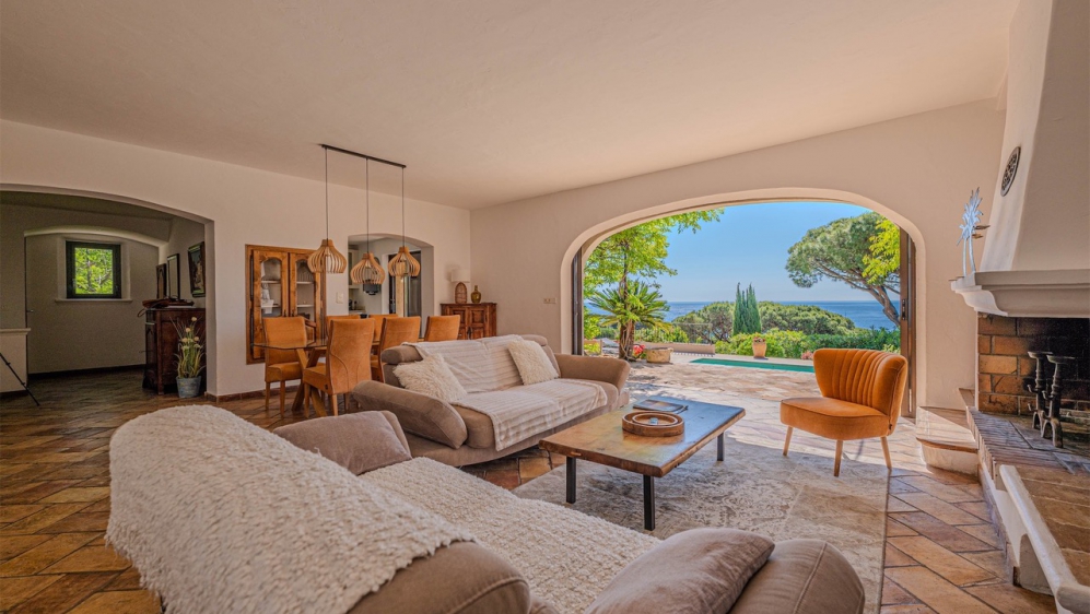 Karaktervolle villa op toplocatie met schitterend zeezicht en enorm potentieel - BUITENKANS!!!