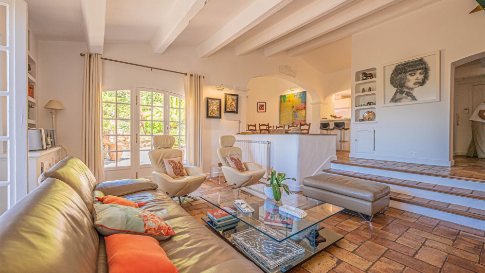 Zeldzame kans op toplocatie: charmante villa met zeezicht, rust en enorm renovatiepotentieel
