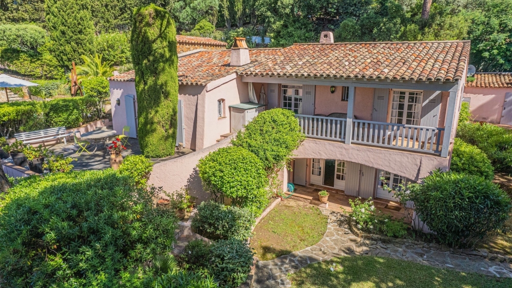 Zeldzame kans op toplocatie: charmante villa met zeezicht, rust en enorm renovatiepotentieel