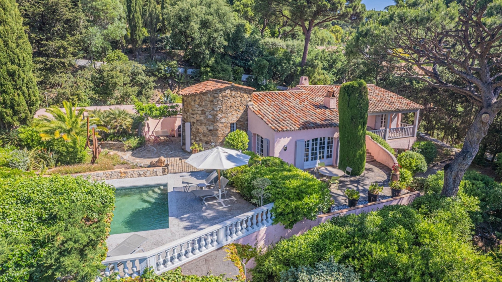 Zeldzame kans op toplocatie: charmante villa met zeezicht, rust en enorm renovatiepotentieel
