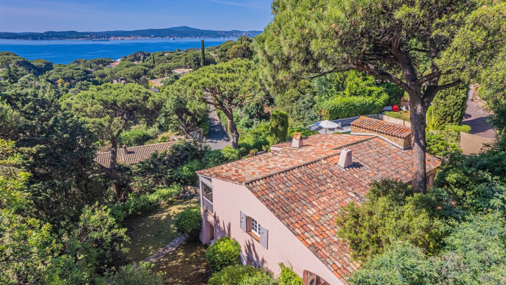Zeldzame kans op toplocatie: charmante villa met zeezicht, rust en enorm renovatiepotentieel