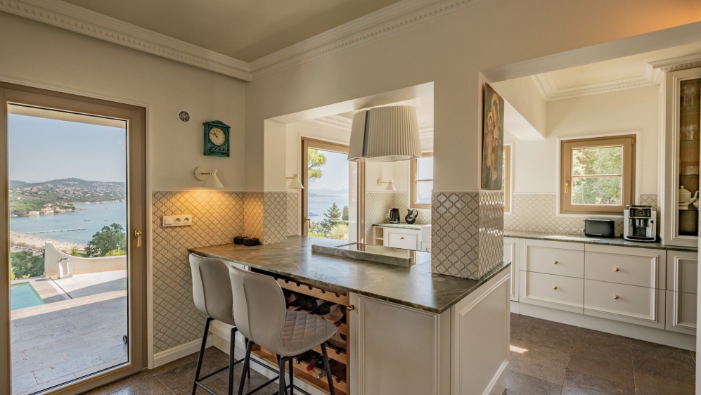 Exclusive villa with the most spectacular views over La Nartelle beach and the sea