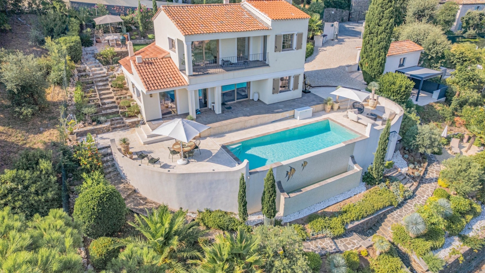 Exclusive villa with the most spectacular views over La Nartelle beach and the sea