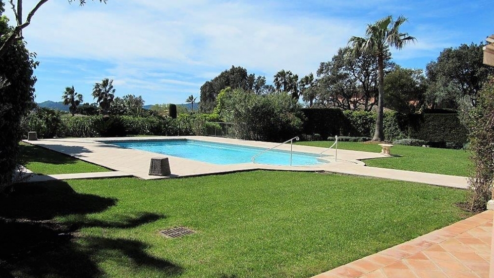Immaculate and charming villa in secure domain with private beach and golf