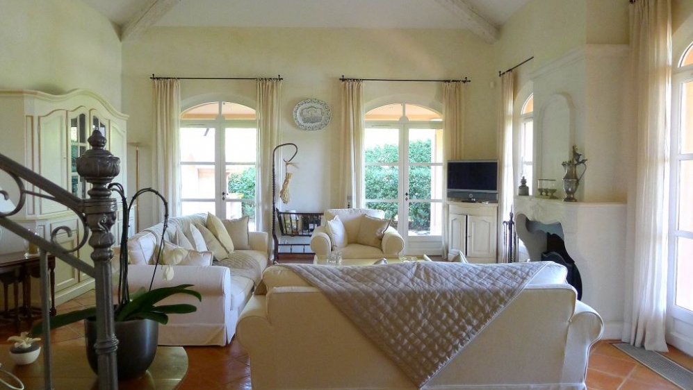 Immaculate and charming villa in secure domain with private beach and golf