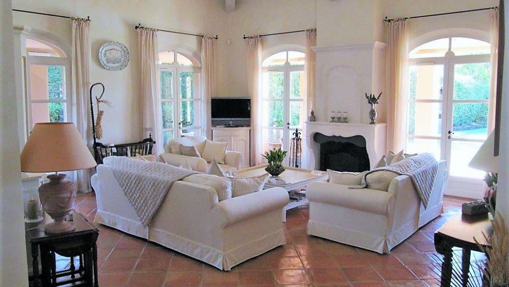 Immaculate and charming villa in secure domain with private beach and golf