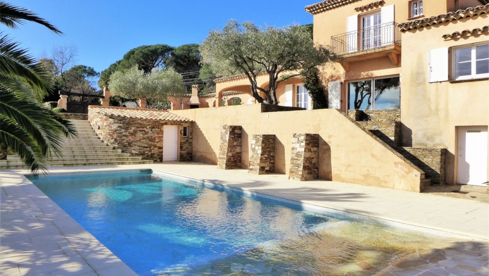 Beautiful Provencal villa with lovely views of the vineyards and the castle of Grimaud