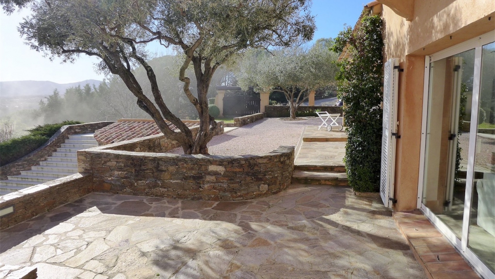 Beautiful Provencal villa with lovely views of the vineyards and the castle of Grimaud