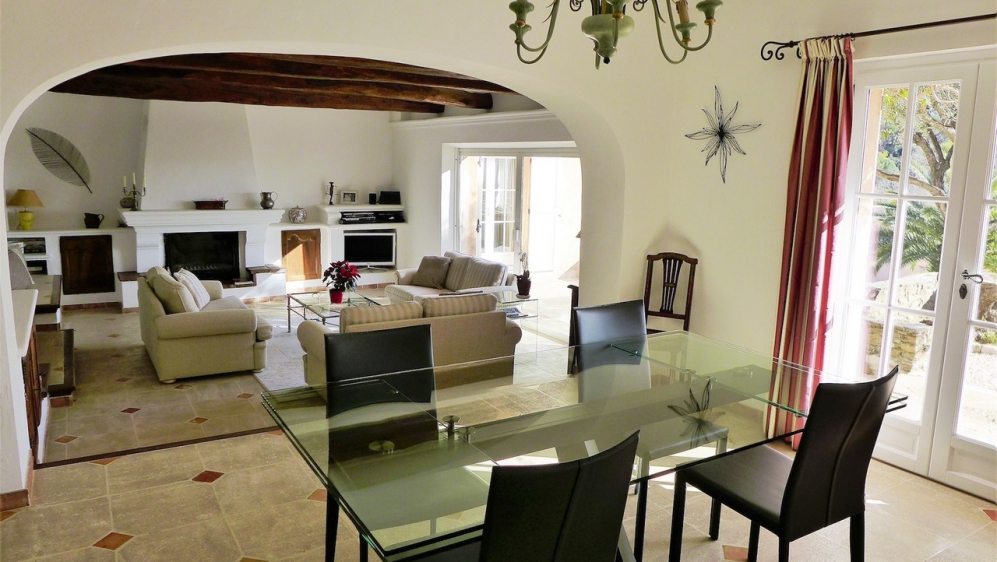 Beautiful Provencal villa with lovely views of the vineyards and the castle of Grimaud