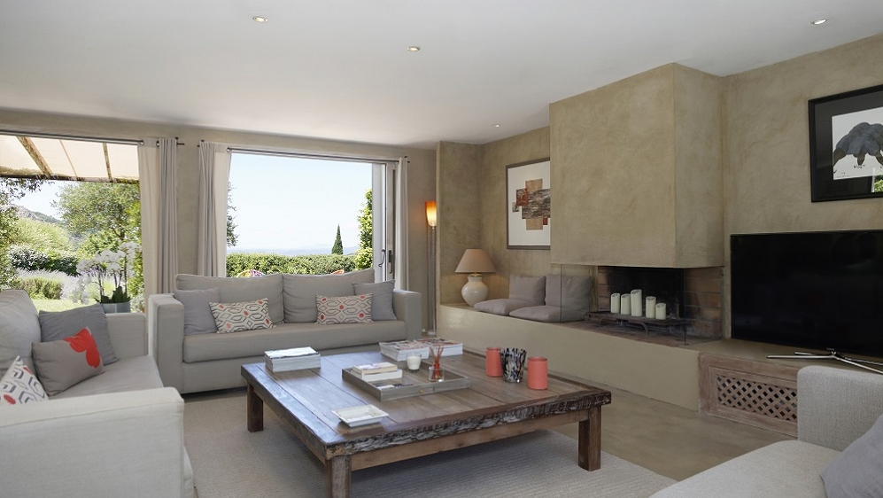 Beautiful contemporary villa set in a great central location in the Saint Tropez area