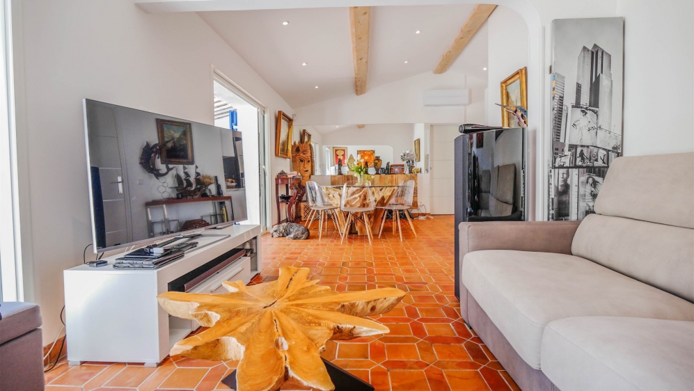 Lovely French cottage full of charm and just a few steps from the beach