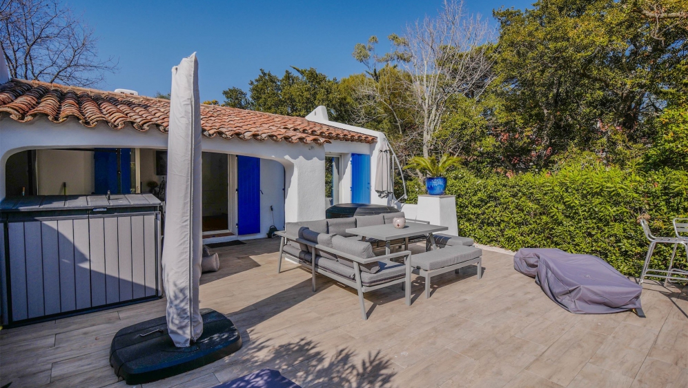 Lovely French cottage full of charm and just a few steps from the beach