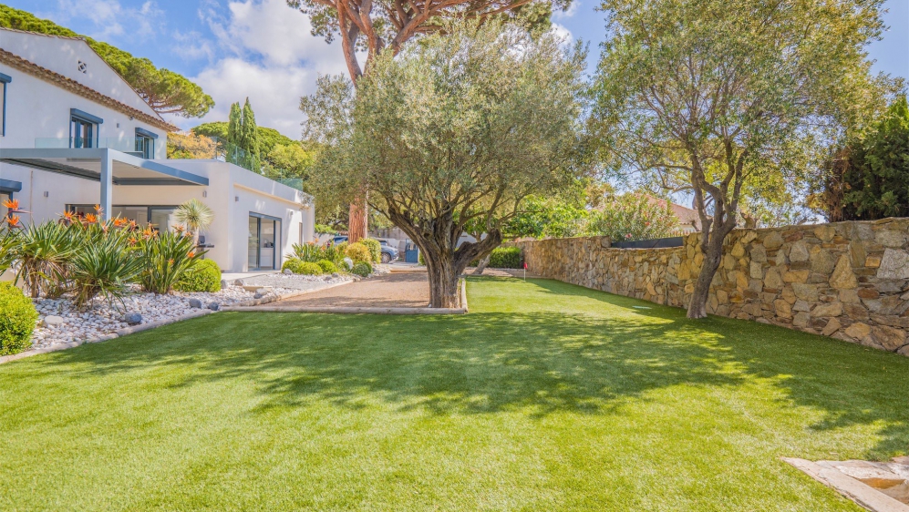 Superb modern Provencal villa on the bay of Saint Tropez a short walk from the beach