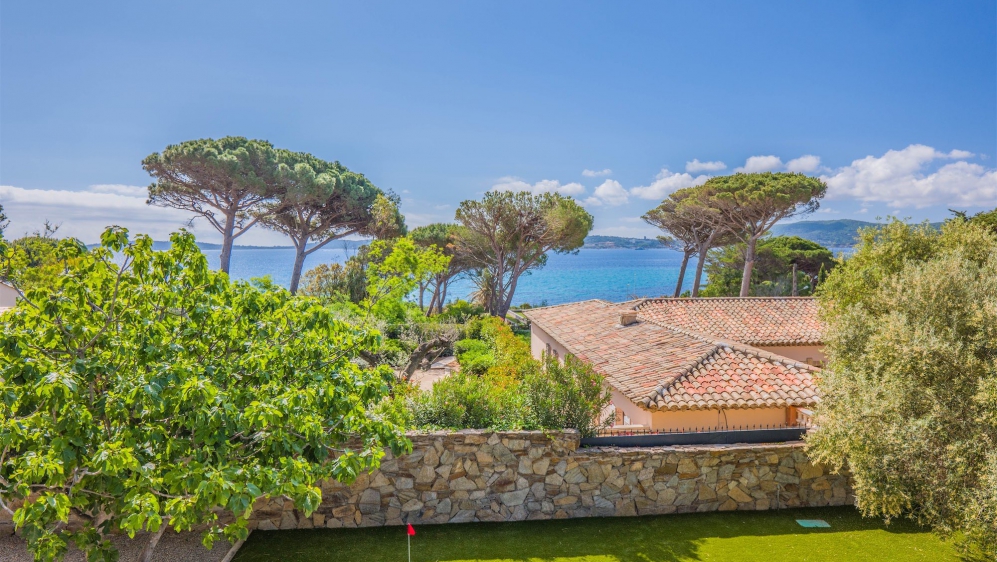 Superb modern Provencal villa on the bay of Saint Tropez a short walk from the beach